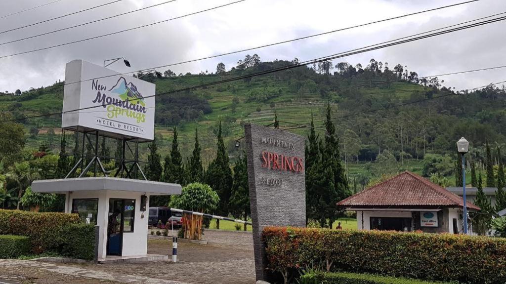 Resor New Mountain Springs & 3*